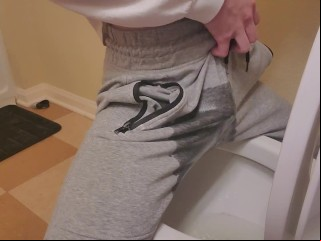 おしっこ我慢限界の色白男子大学生がトイレに着くも最後まで我慢できずにおもらし【おしがま】